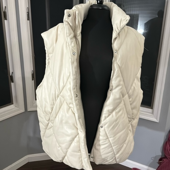 Abercrombie & Fitch NWT Vegan Leather Ladies Puffer Vest - Picture 1 of 8